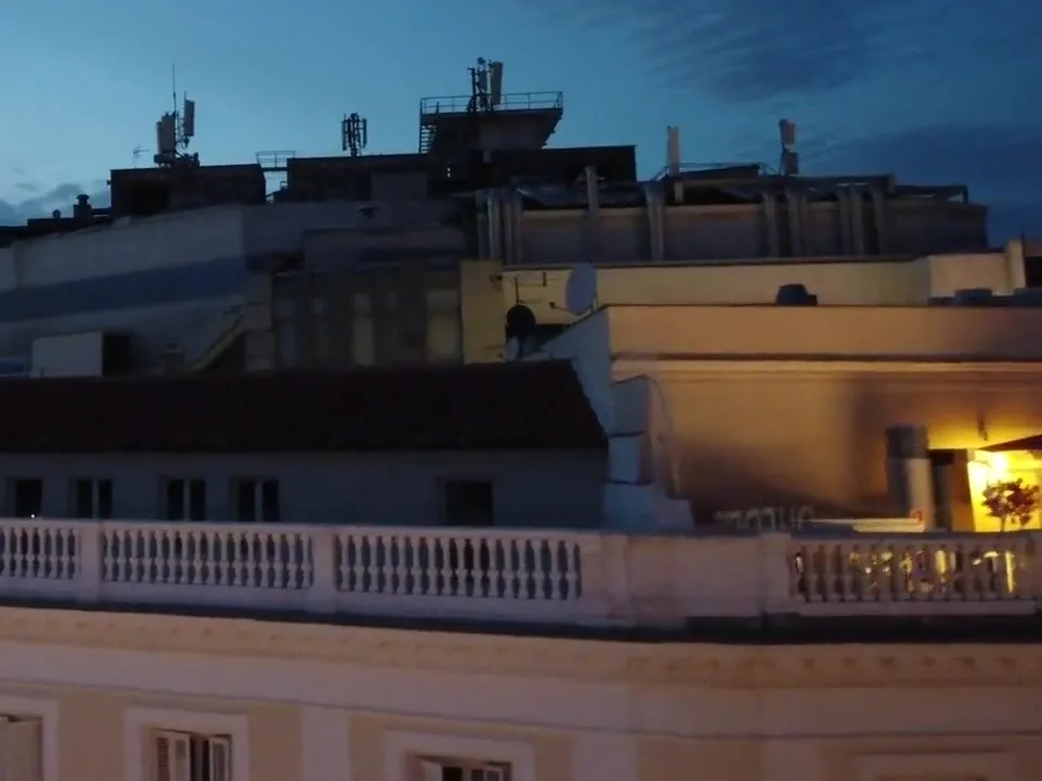 Azotea iluminada de un edificio de Madrid al anochecer