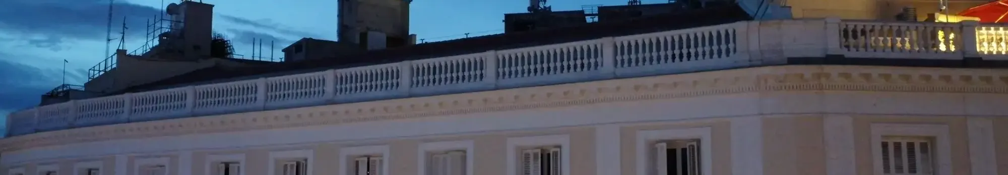 Balaustrada de un edificio de Madrid al atardecer