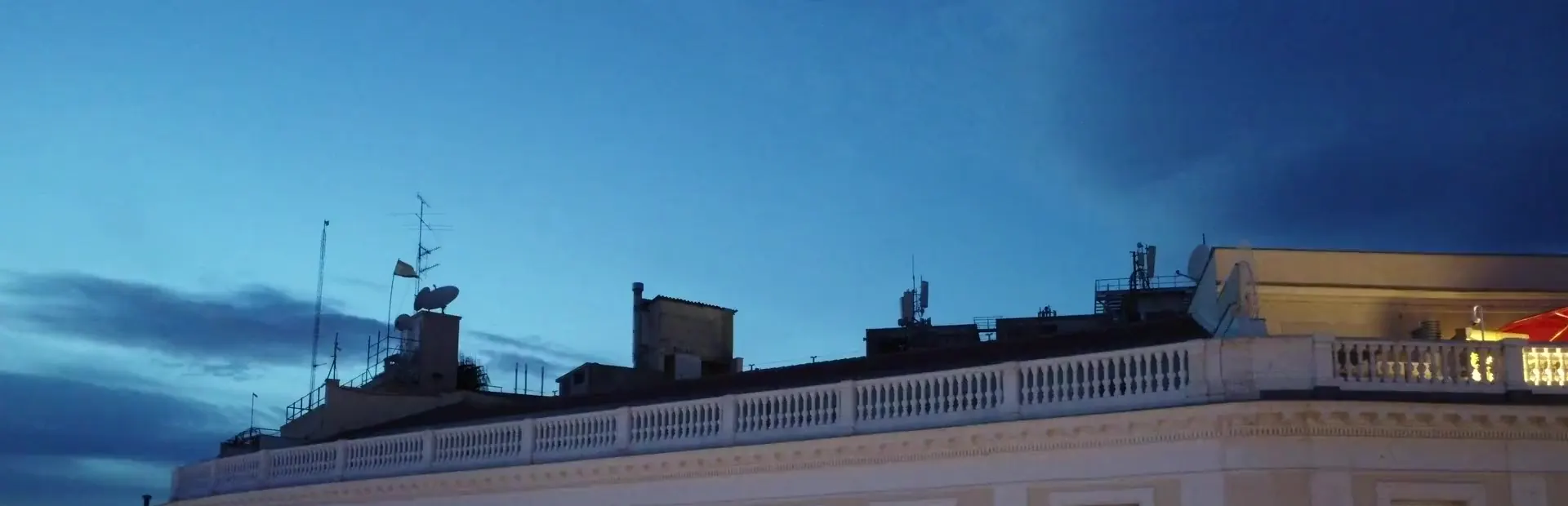 Cielo de Madrid al anochecer sobre la cornisa de un edificio