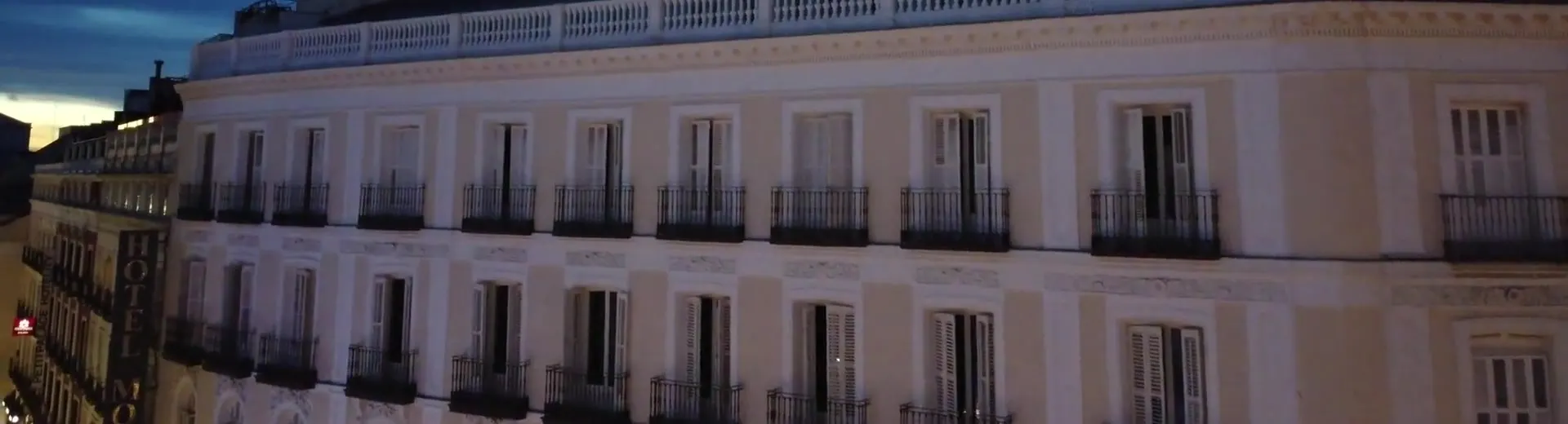 Fachada con balcones de un edificio de Madrid al atardecer